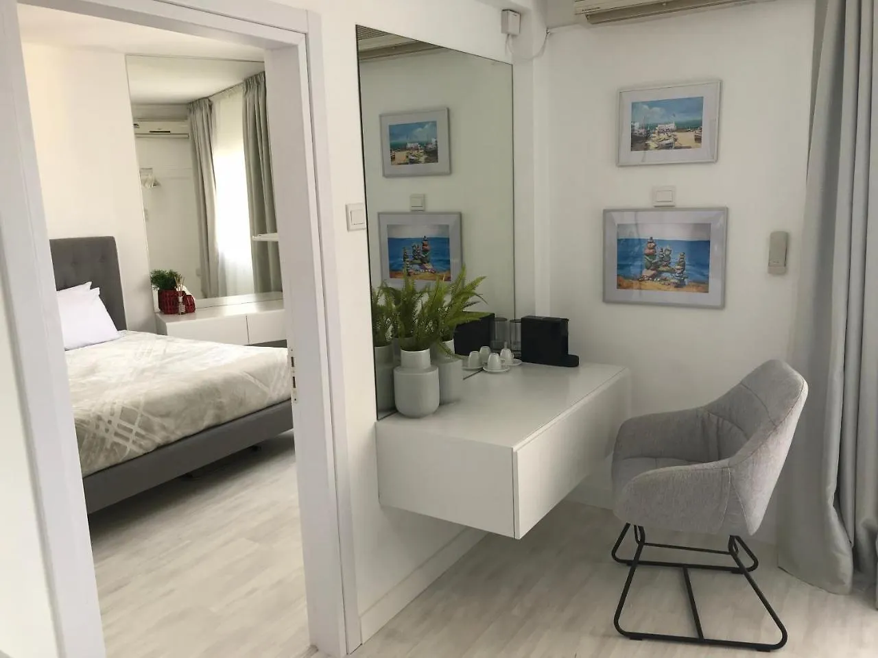 Sea View Holiday Apartment Ларнака